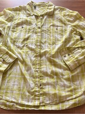 Casual Yellow Plaid Button-Down Shirt with Chest Pockets